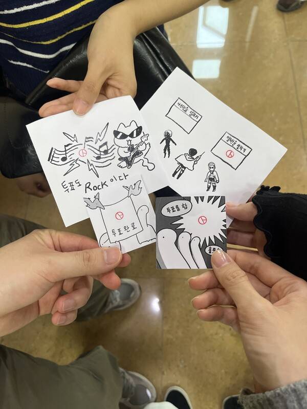 유권자들이 21대 대선 사전투표 기간 투표인증을 하고 있다. /노형진 씨