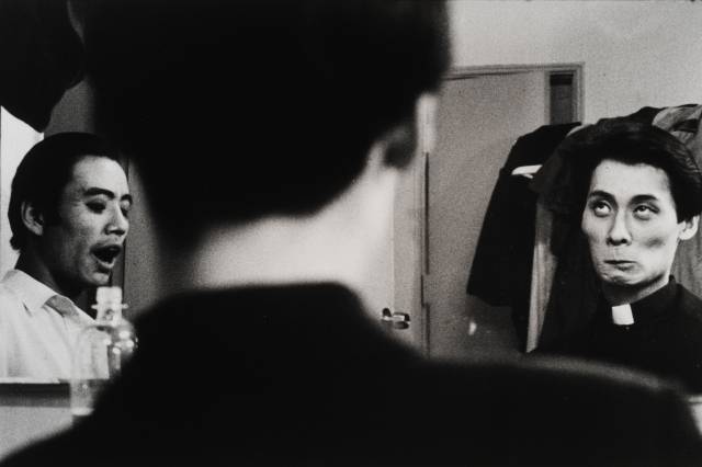 이재갑, 무대 뒤의 차가운 풍경.