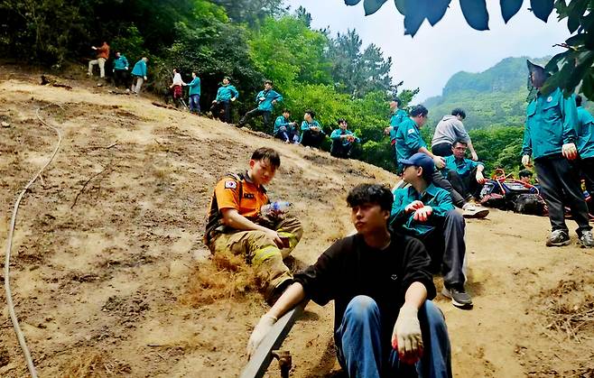 산불 진화 후 지쳐 쓰러져 있는 소방대원과 울릉군청 공무원들./울릉군