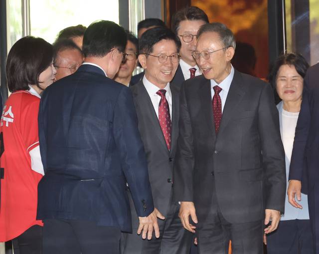 국민의힘 김문수 대선 후보와 이명박 전 대통령이 27일 서울 여의도 켄싱턴호텔에서 만나 오찬을 위해 이동하고 있다. 연합뉴스