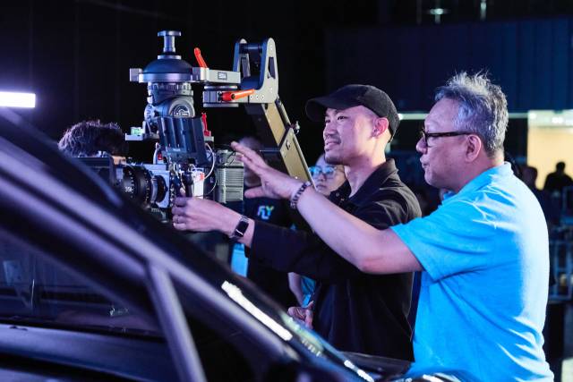 2025 FLY 후반작업 워크숍에 참가한 아세안 국가 영화인들이 지난달 28일 경기도 고양시 XON 스튜디오에서 차량 촬영 기술을 익히고 있다. 부산영상위원회 제공