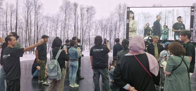 2025 FLY 후반작업 워크숍에 참가한 아세안 국가 영화인들이 지난달 29일 경기도 파주시 CJ ENM 스튜디오 센터의 LED월을 체험하고 있다. 김희돈 기자