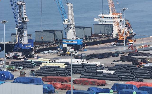도널드 트럼프 미국 대통령은 지난달 30일(현지시간) 미국으로 수입되는 외국산 철강·알루미늄 제품에 부과 중인 25%의 관세를 4일부터 50%로 인상하겠다고 밝혔다. 1일 평택항에 철강 제품이 쌓여 있다. 연합뉴스