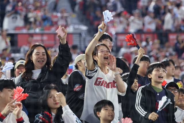 사직야구장에서 롯데 자이언츠 팬들의 응원 모습. 롯데 자이언츠 제공