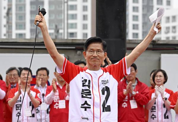 국민의힘 김문수 대선 후보가 2일 오후 대구 동구 동대구역 광장에서 열린 집중 유세에서 지지를 호소하고 있다. 정훈진 기자 jhj131@kyongbuk.com