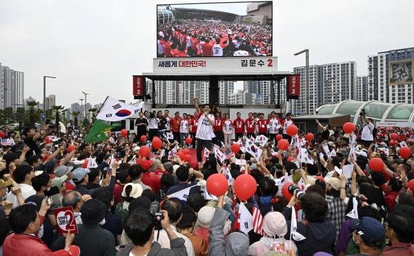 국민의힘 김문수 대선 후보가 2일 오후 대구 동구 동대구역 광장에서 열린 집중 유세에서 지지를 호소하고 있다. 정훈진 기자 jhj131@kyongbuk.com