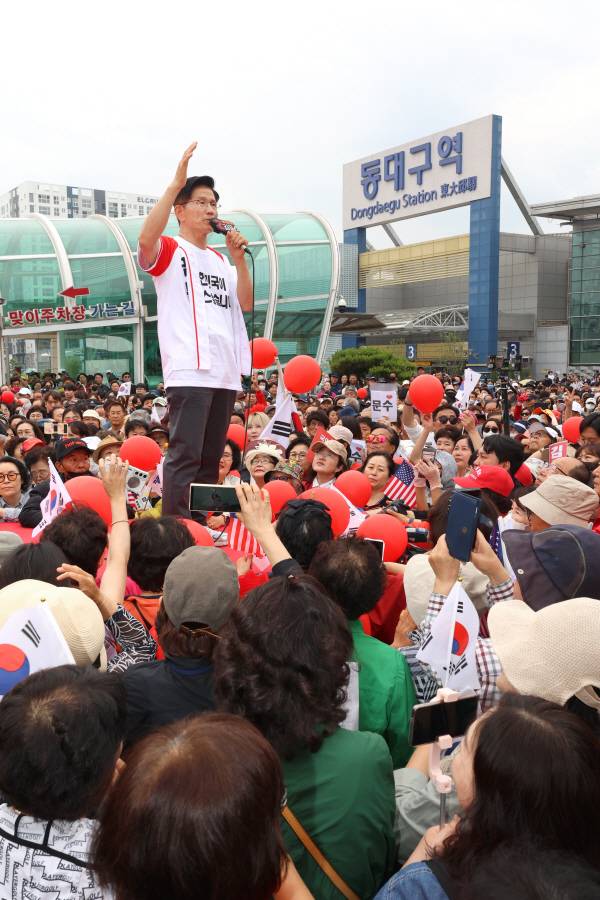 국민의힘 김문수 대선 후보가 2일 오후 대구 동구 동대구역 광장에서 열린 집중 유세에서 지지를 호소하고 있다. 정훈진 기자 jhj131@kyongbuk.com