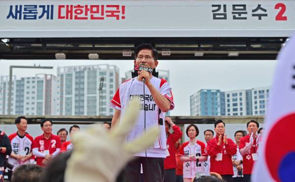 국민의힘 김문수 대선 후보가 2일 오후 대구 동구 동대구역 광장에서 열린 집중 유세에서 지지를 호소하고 있다. 정훈진 기자 jhj131@kyongbuk.com