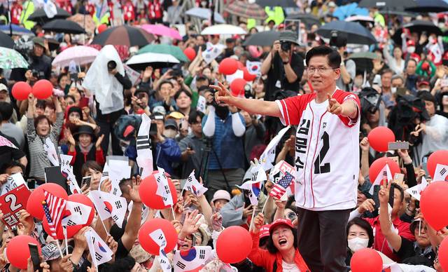 6.2 대선을 하루 앞둔 2일 김문수 국민의힘 대선 후보가 동대구역 광장을 찾아 지지를 호소하고 있다. 김진홍 기자
