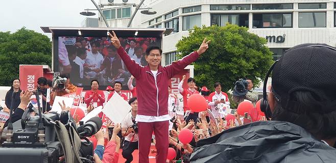 김문수 국민의힘 후보가 2일 드라마 폭싹 속았수다의 주인공 양관식 의상을 입고 탐라문화광장에 마련된 유세 무대에 올랐다.