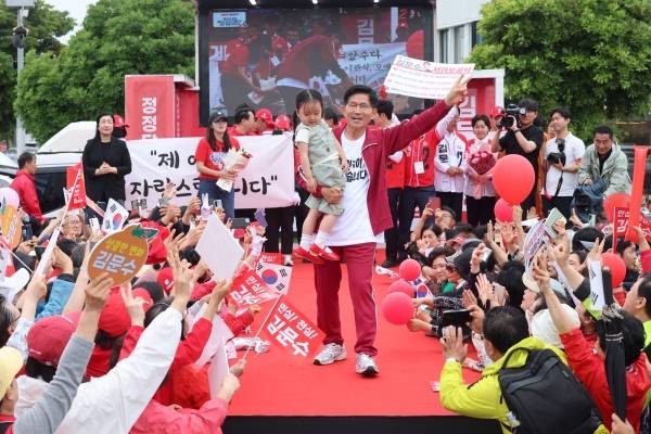 김문수 국민의힘 대선 후보는 2일 제주시 동문로터리에서 유세를 펼쳤다. 김 후보는 어린 아이를 안고 도민들에게 지지를 호소했다. 제주도사진기자회 고봉수 기자
