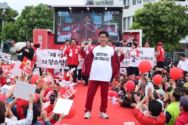 김문수 국민의힘 대선 후보는 2일 제주시 동문로터리에서 유세를 하며, 지지를 호소했다. 김 후보는 이날 '폭싹 속았수다'의 남자 주인공인 양관식이 입었던 빨간색 트레이닝복을 입고 단상에 올랐다. 제주도사진기자회 고봉수 기자