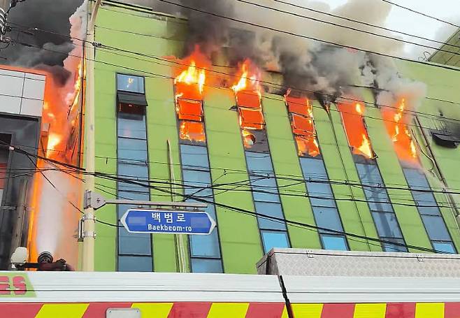 2일 오전 3시23분께 인천 서구 가좌동 손톱깎이 제조공장 3층 도금작업실에서 불이 나 소방대는 진화작업을 하고 있다 .(사진 = 인천소방본부 제공)