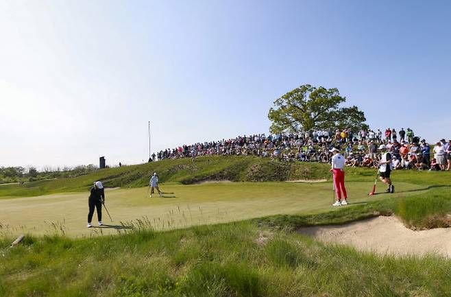 US여자오픈 3라운드에서 선두로 나선 마야 스타르크(스웨덴)가 17번홀에서 퍼트하고 있다. (사진=USGA)