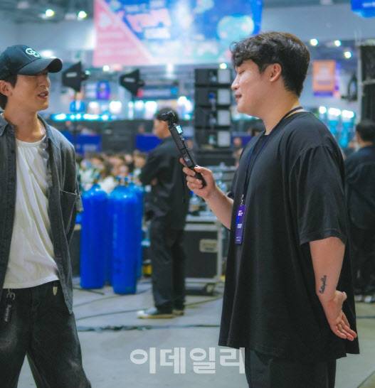 강구열(우측) SOOP e스포츠콘텐츠팀 ASL 담당(차장)이 지난 25일 열린 ASL 시즌19 결승전에서 개그맨 김원훈을 인터뷰를 하고 있다(사진=SOOP)