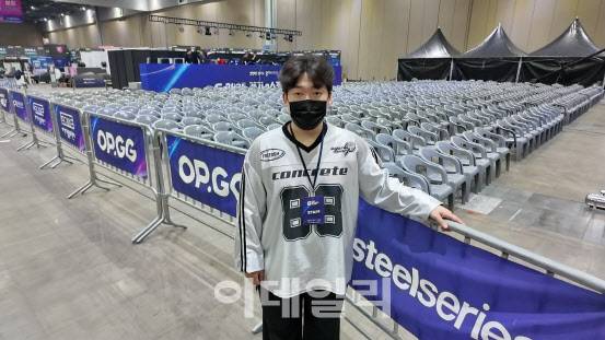 강구열(우측) SOOP e스포츠콘텐츠팀 ASL 담당(차장)이 지난 25일 ASL 시즌19 결승전이 열린 킨텍스제1전시장에서 기념촬영을 하고 있다(사진=SOOP)