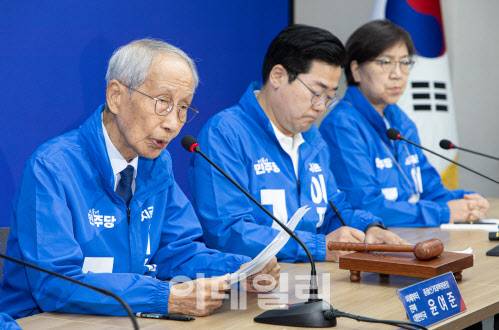 윤여준 더불어민주당 상임 총괄선대위원장(사진 뉴스1)