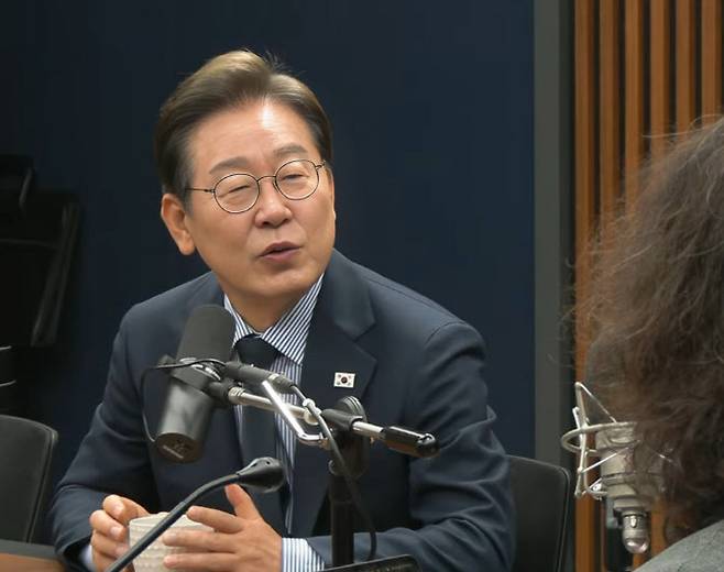 이재명 더불어민주당 대선 후보가 2일 유튜브 방송 ‘김어준의 겸손은 힘들다 뉴스공장’과 인터뷰를 하고 있다. (사진=김어준 유튜브 방송 갈무리)