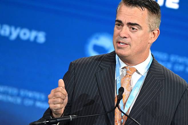 테이저건, 경찰용 바디캠 등 공공안전 솔루션을 제조하는 미국 기업인 액슨 엔터프라이즈의 릭 스미스  CEO 겸 창립자(사진=AFP)