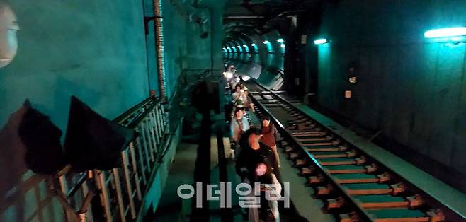 지난달 31일 오전 서울 지하철 5호선 여의나루-마포역 구간에서 방화로 인한 화재가 발생해 승객들이 열차에서 내려 선로를 통해 대피하고 있다. (사진=영등포소방서)