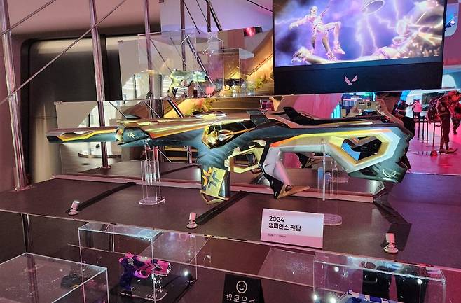 - 2023 챔피언스 밴달을 포함해 발로란트 총기 모형이 전시돼 있다&nbsp;