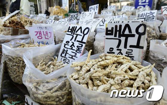 ‘가짜 백수오’ 제품 파동이 일파만파 번지는 가운데 4일 오후 서울 동대문구 경동시장 약령시의 한 매장에 국내산 백수오가 진열되어 있다. 2015.5.4/뉴스1 ⓒ News1 박지혜 기자