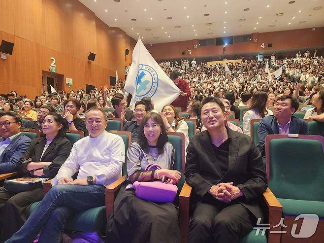 오세훈 서울시장이 지난 1일 성균관대학교 새천년홀에서 열린 '제33회 젊은연극제' 개막식에 참석해 연극전공 대학생들을 만났다.