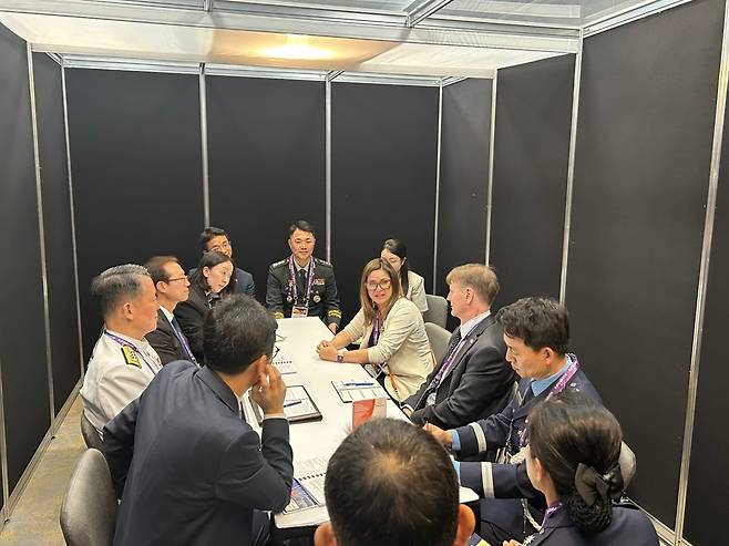 강환석 방위사업청 차장이 주디스 베넷 캐나다 국방부 국방물자 부차관보와 면담하고 있다.(방위사업청 제공)