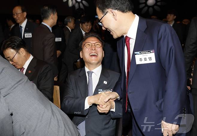주호영 국회부의장(오른쪽)이 지난 3월 19일 서울 중구 신라호텔에서 열린 제35차 비전코리아 국민보고대회에서 김민석 더불어민주당 최고위원과 인사하고 있다. 2025.3.19/뉴스1 ⓒ News1 국회사진취재단