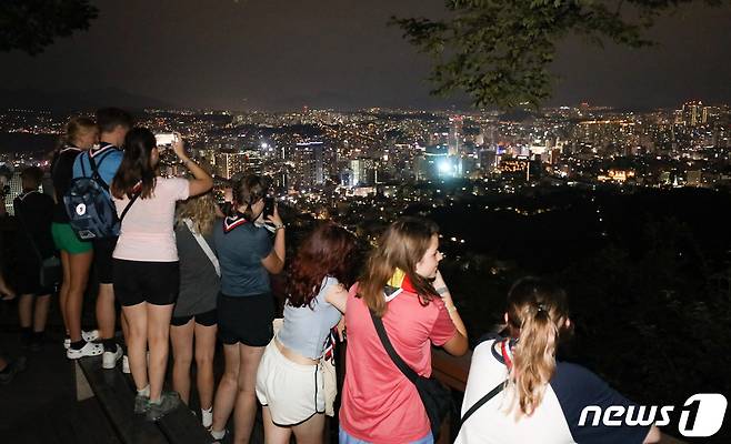 2023 새만금 세계스카우트잼버리에서 조기퇴영한 영국 스카우트 대원들이 6일 저녁 서울 용산구 남산을 찾아 야경을 관람하고 있다. (공동취재) 2023.8.6/뉴스1 ⓒ News1 이동해 기자