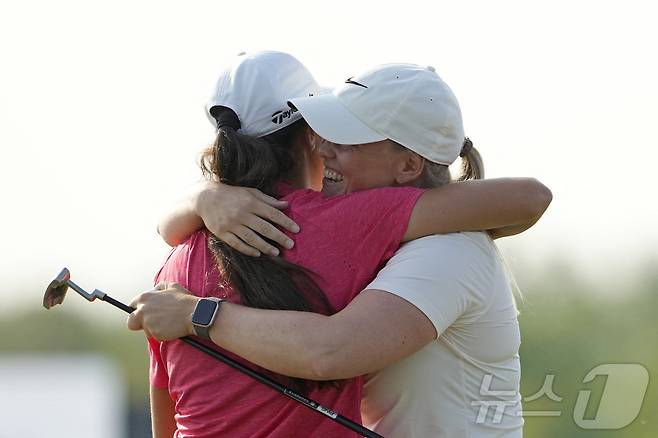 마야 스타르크(오른쪽)가 2일(한국시간) 열린 US 여자오픈에서 우승을 확정한 뒤 기뻐하고 있다. ⓒ AFP=뉴스1