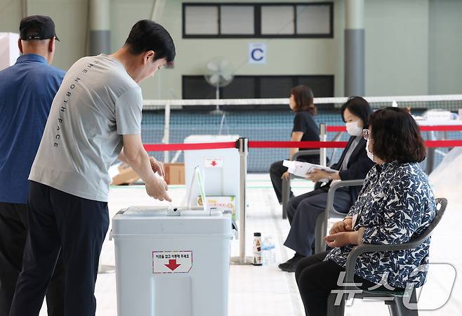 제21대 대통령선거 사전투표 둘째 날인 30일 오전 경기 수원시 권선구 정현중보들테니스센터에 마련된 사전투표서에서 시민들이 사전투표를 하고 있다. ⓒ News1 김영운 기자