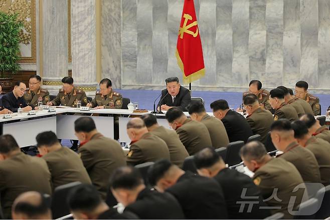 (평양 노동신문=뉴스1) = 김정은 북한 노동당 총비서 주재로 당 중앙군사위원회 제8기 제8차 확대회의가 본부 청사에서 진행되고 있는 모습. [국내에서만 사용가능. 재배포 금지. DB 금지. For Use Only in the Republic of Korea. Redistribution Prohibited] rodongphoto@news1.kr