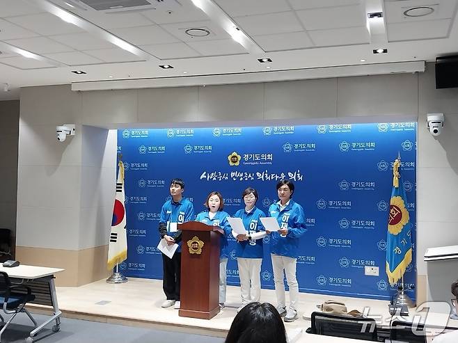 경기도의회 더불어민주당이 2일 오전 도의회 브리핑룸에서 기자회견을 열어 여중생들에게 TV 토론에서 논란이 된 여성 혐오성 발언을 한 국민의힘 소속 도의원의 제명을 촉구했다.2025.6.2/뉴스1 ⓒ News1 송용환 기자