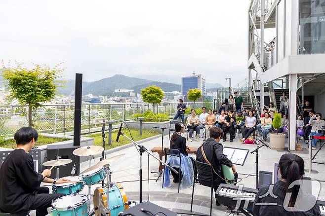 전일빌딩245 옥상에 설치된 전일 스테이지.(광주시 제공. 재판매 및 DB 금지)