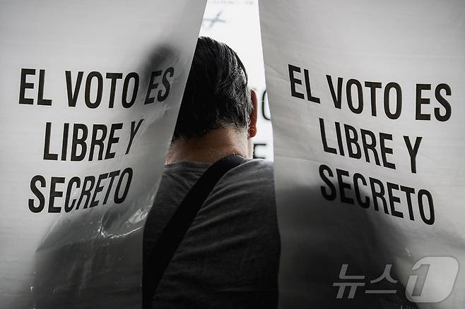 1일(현지시간) 멕시코시티 한 투표소에서 유권자들이 판사 선출을 위한 투표를 하고 있다.  ⓒ 로이터=뉴스1