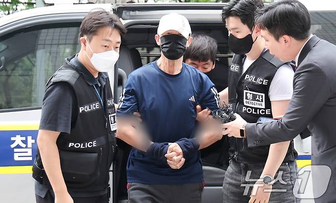 운행 중인 서울지하철 5호선 열차에서 불을 지른 원 모 씨가 2일 서울 양천구 서울남부지법에서 열린 구속 전 피의자 심문(영장실질심사)에 출석하고 있다. 원 모 씨는 지난달 31일 서울 여의나루역과 마포역 사이 터널 구간을 달리던 열차 안에서 인화성 액체를 뿌린 뒤 옷가지에 불을 붙여 방화한 혐의를 받는다. 2025.6.2/뉴스1 ⓒ News1 허경 기자