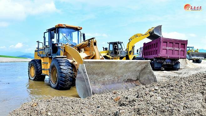 (평양 노동신문=뉴스1) = 북한 노동당 기관지 노동신문은 2일 자연재해 대응 능력을 강화하기 위해 각지에서 강하천 정리 사업을 중단 없이 진행하고 있다도 보도했다. 사진은 청진시. [국내에서만 사용가능. 재배포 금지. DB 금지. For Use Only in the Republic of Korea. Redistribution Prohibited] rodongphoto@news1.kr