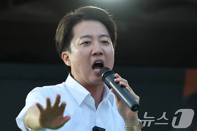 이준석 개혁신당 대통령 후보가 1일 오후 서울역 광장에서 시민들에게 지지를 호소하고 있다. 2025.6.1/뉴스1 ⓒ News1 신웅수 기자