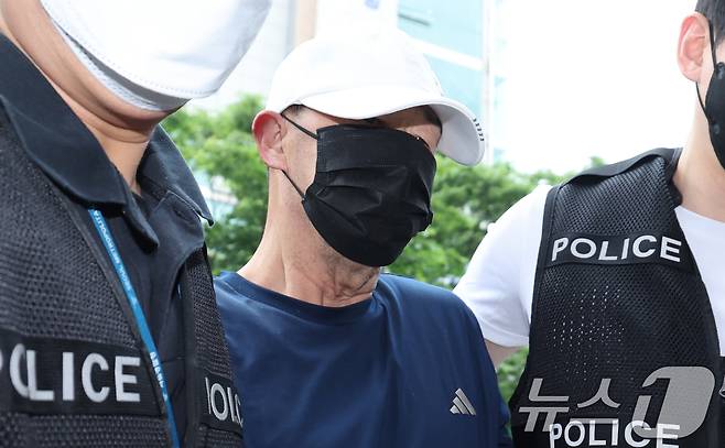 운행 중인 서울지하철 5호선 열차에서 불을 지른 원 모 씨가 2일 서울 양천구 서울남부지법에서 열린 구속 전 피의자 심문(영장실질심사)에 출석하고 있다.  2025.6.2/뉴스1 ⓒ News1 허경 기자