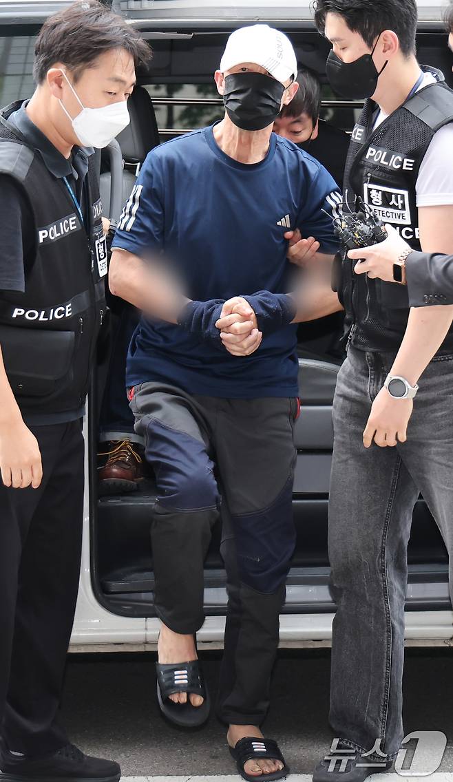 운행 중인 서울지하철 5호선 열차에서 불을 지른 원 모 씨가 2일 서울 양천구 서울남부지법에서 열린 구속 전 피의자 심문(영장실질심사)에 출석하고 있다. 2025.6.2/뉴스1 ⓒ News1 허경 기자