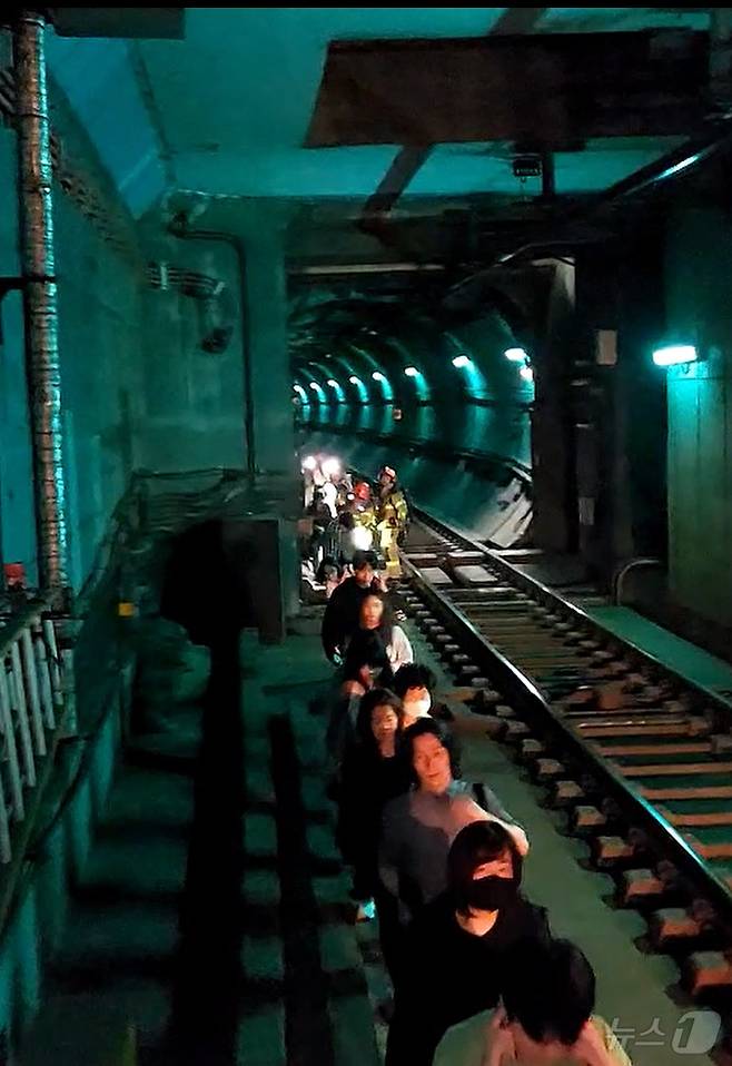 31일 오전 서울 지하철 5호선 마포역~여의나루역 구간을 지나는 열차에서 방화로 인한 화재가 발생, 승객들이 선로를 통해 대피하고 있다. (영등포소방서 제공. 재판매 및 DB 금지) 2025.6.1/뉴스1