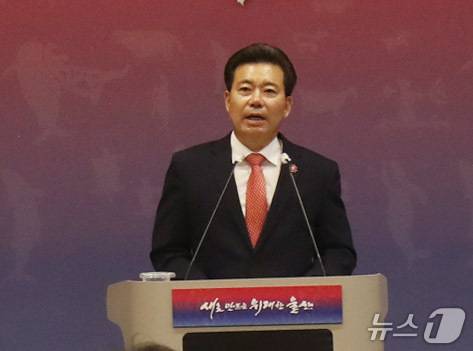 임현철 울산시 대변인이 2일 울산시청 프레스센터에서 아이문화패스, 어르신 시내버스 요금 무료화와 관련한 기자회견을 열고 있다.2025.6.2/뉴스1 ⓒNews1 김지혜 기자