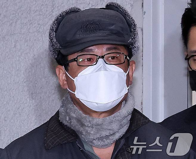 12·3 비상계엄 사태를 사전에 모의한 혐의를 받는 노상원 전 정보사령관이 24일 서울 은평구 서부경찰서에서 검찰로 송치되고 있다. 민간인 신분인 노 전 사령관은 박근혜 정부에서 정보사령관을 지낸 인물로 육군사관학교 선배인 김용현 전 국방부 장관을 도와 포고령을 작성하는 등 계엄을 사전에 기획한 혐의를 받고 있다. 2024.12.24/뉴스1 ⓒ News1 박지혜 기자