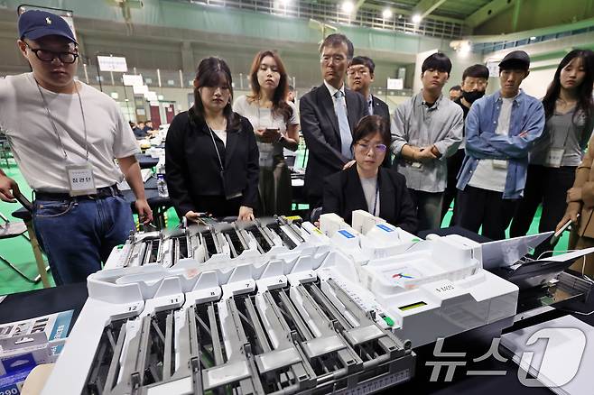 공정선거참관단이 2일 오후 서울 강북구 강북웰빙스포츠센터에 마련된 개표소에서 투표지분류기 모의시험을 살펴보고 있다. 2025.6.2/뉴스1 ⓒ News1 황기선 기자