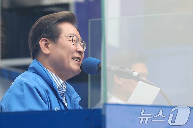 이재명 더불어민주당 대통령 후보가 방탄 유리 안에서  연설하고 있다. (공동취재) 2025.6.2/뉴스1 ⓒ News1 이재명 기자