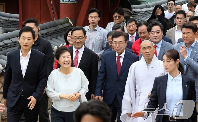 박근혜 전 대통령이 2일 부산 금정구 범어사를 방문해 주지 정오스님과 대웅전으로 향하고 있다. 2025.6.2/뉴스1 ⓒ News1 윤일지 기자