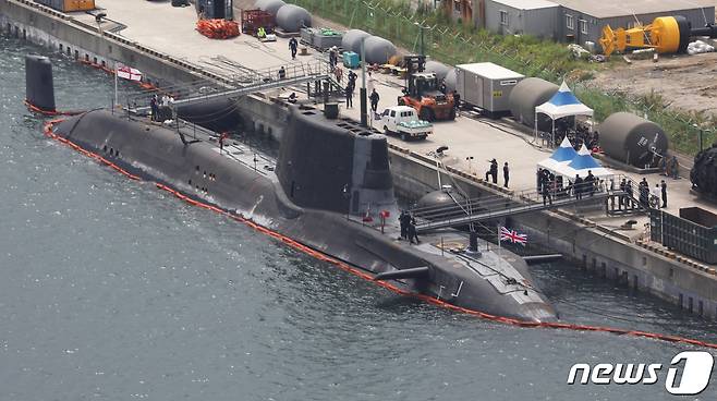 2021년 영국의 '퀸 엘리자베스' 항모전단 소속 아스튜트급 핵추진 잠수함인 '아트풀함'(7400톤급)이 한국 부산 남구 해군작전사령부 부두에 정박한 모습. ⓒ News1 여주연 기자