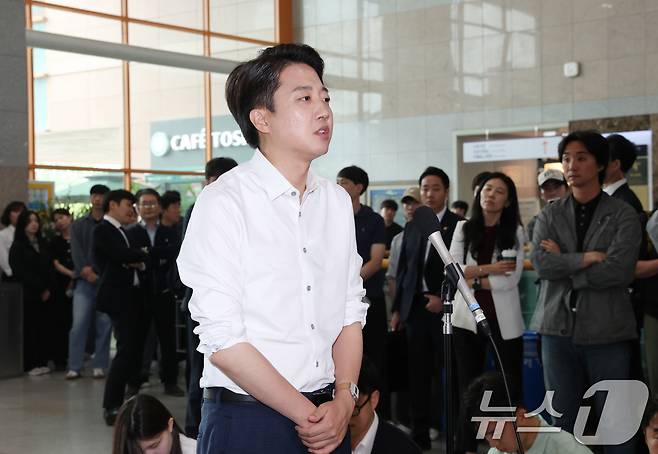 이준석 개혁신당 대통령 후보가 2일 오전 경기 시흥시 한국공학대학교 기술혁신파크 학생식당에서 '학식먹자 이준석'을 진행하기 전 취재진의 질문에 답하고 있다. 2025.6.2/뉴스1 ⓒ News1 김영운 기자