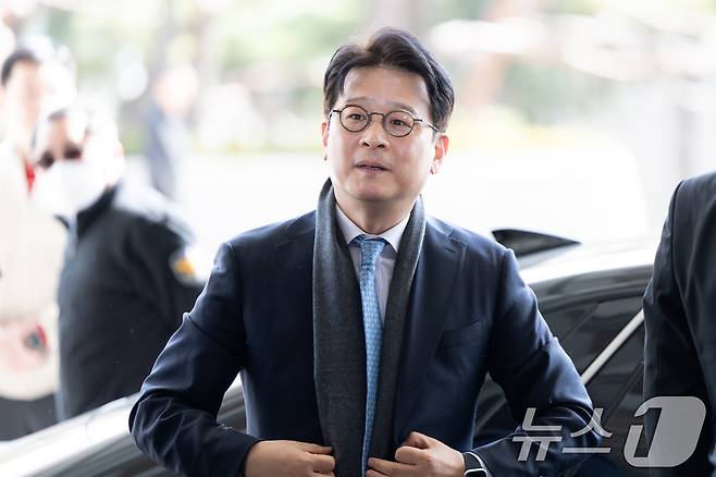 이창수 서울중앙지검장이 헌법재판소의 기각 결정으로 직무에 복귀하기 위해 13일 오후 서울 서초구 서울중앙지검으로 들어서고 있다. 헌법재판소는 이날 이 지검장, 조상원 서울중앙지검 4차장검사, 최재훈 반부패수사2부장검사의 탄핵소추안을 만창일치로 기각했다. 이는 98일 만의 결정이다. 2025.3.13/뉴스1 ⓒ News1 이승배 기자